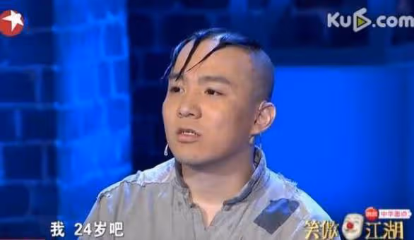 他是孫儷同學,因演三毛一炮走紅,禿頂多年留長發,帥成韓國歐巴