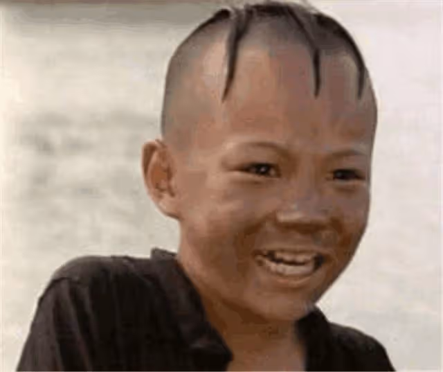 他是孫儷同學,因演三毛一炮走紅,禿頂多年留長發,帥成韓國歐巴