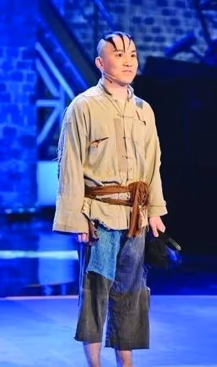 他是孫儷同學,因演三毛一炮走紅,禿頂多年留長發,帥成韓國歐巴