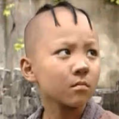 他是孫儷同學,因演三毛一炮走紅,禿頂多年留長發,帥成韓國歐巴