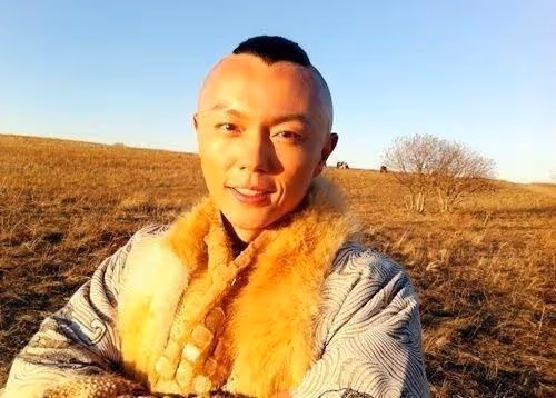 他是孫儷同學,因演三毛一炮走紅,禿頂多年留長發,帥成韓國歐巴