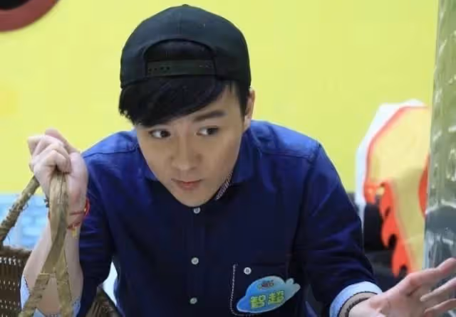 他是孫儷同學,因演三毛一炮走紅,禿頂多年留長發,帥成韓國歐巴