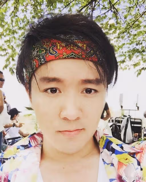 他是孫儷同學,因演三毛一炮走紅,禿頂多年留長發,帥成韓國歐巴