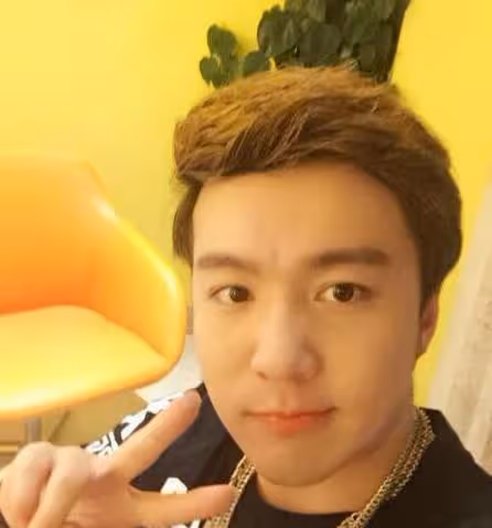 他是孫儷同學,因演三毛一炮走紅,禿頂多年留長發,帥成韓國歐巴