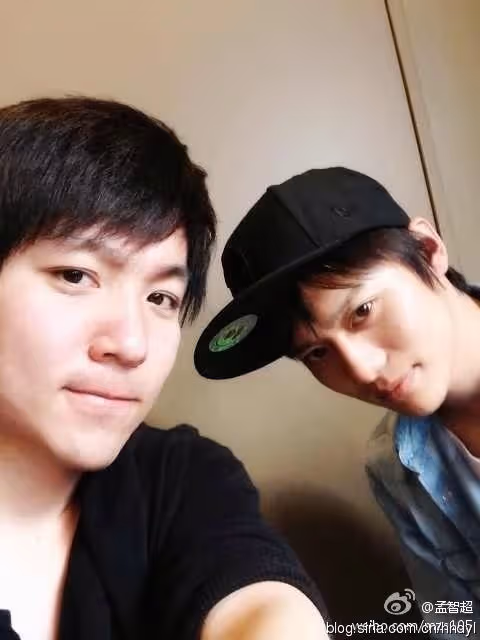 他是孫儷同學,因演三毛一炮走紅,禿頂多年留長發,帥成韓國歐巴
