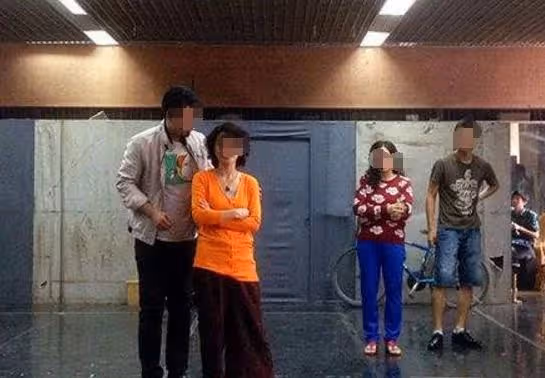 婆婆臨終時給我三十萬,小叔子拿破屋跟我換,結果五年後驚喜來了