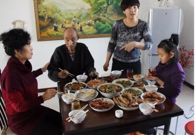 婆婆臨終時給我三十萬,小叔子拿破屋跟我換,結果五年後驚喜來了