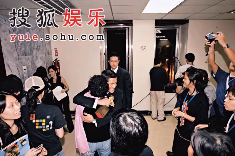 她陪了郭富城29年!61歲仍未婚看著他「娶小22歲的方媛」婚禮上派紅包 被戲稱是:無名的大房