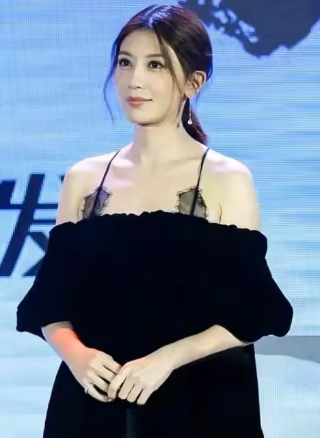 賈靜雯真的「豁出去了」,穿吊帶「娃娃裙」不僅白皙又迷人,「兩條細帶」還暴露驚豔鎖骨