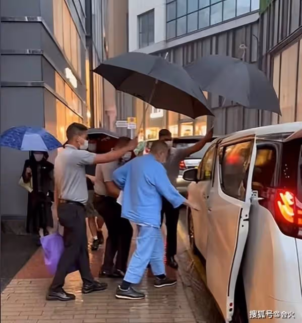 富豪劉鑾雄帶3個保鏢出門 走路需人攙扶狀態差