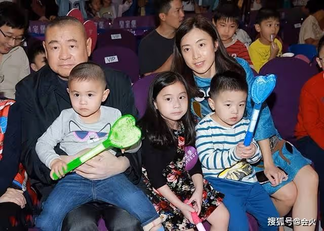 富豪劉鑾雄帶3個保鏢出門 走路需人攙扶狀態差