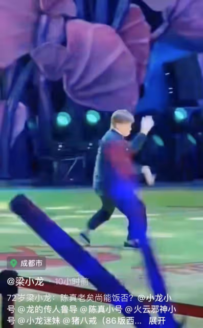 梁小龍定居內地惹爭議!在電梯上與狗比賽跑步,四處商演表演功夫