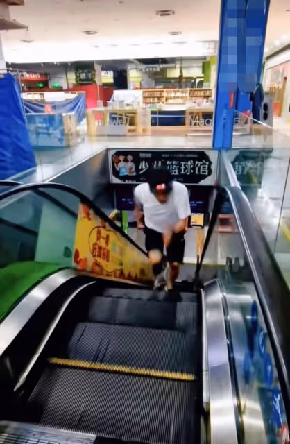 梁小龍定居內地惹爭議!在電梯上與狗比賽跑步,四處商演表演功夫
