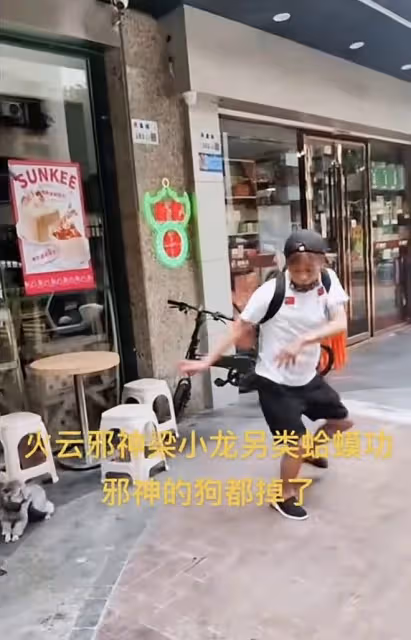 梁小龍定居內地惹爭議!在電梯上與狗比賽跑步,四處商演表演功夫