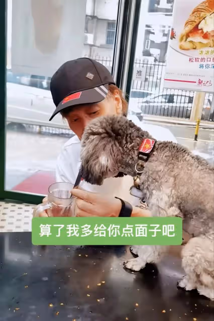 梁小龍定居內地惹爭議!在電梯上與狗比賽跑步,四處商演表演功夫