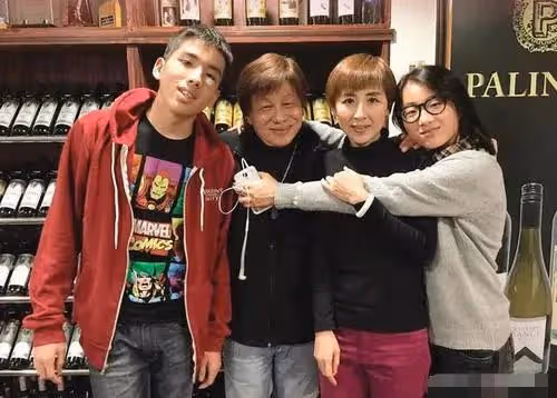 梁小龍定居內地惹爭議!在電梯上與狗比賽跑步,四處商演表演功夫