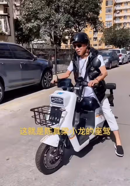 梁小龍定居內地惹爭議!在電梯上與狗比賽跑步,四處商演表演功夫