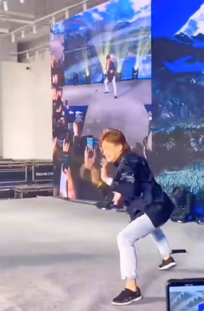 梁小龍定居內地惹爭議!在電梯上與狗比賽跑步,四處商演表演功夫