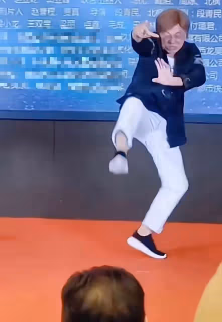 梁小龍定居內地惹爭議!在電梯上與狗比賽跑步,四處商演表演功夫
