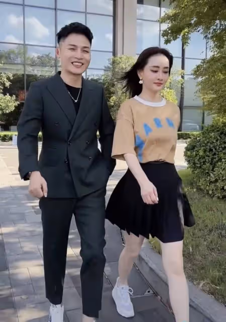 48歲陳德容與富豪離婚後內地撈金,穿短裙秀美腿,變網紅臉認不出