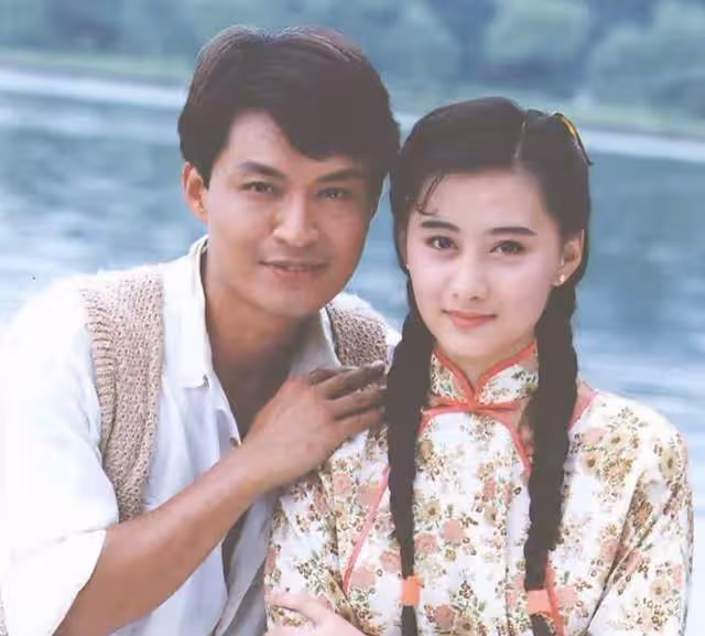 48歲陳德容與富豪離婚後內地撈金,穿短裙秀美腿,變網紅臉認不出