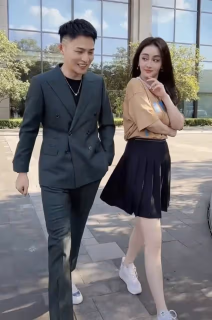 48歲陳德容與富豪離婚後內地撈金,穿短裙秀美腿,變網紅臉認不出