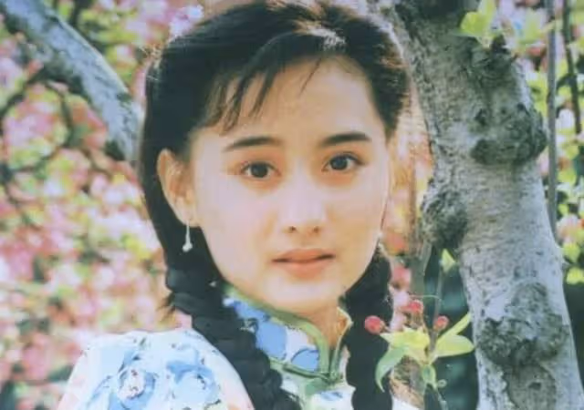 48歲陳德容與富豪離婚後內地撈金,穿短裙秀美腿,變網紅臉認不出