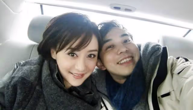48歲陳德容與富豪離婚後內地撈金,穿短裙秀美腿,變網紅臉認不出