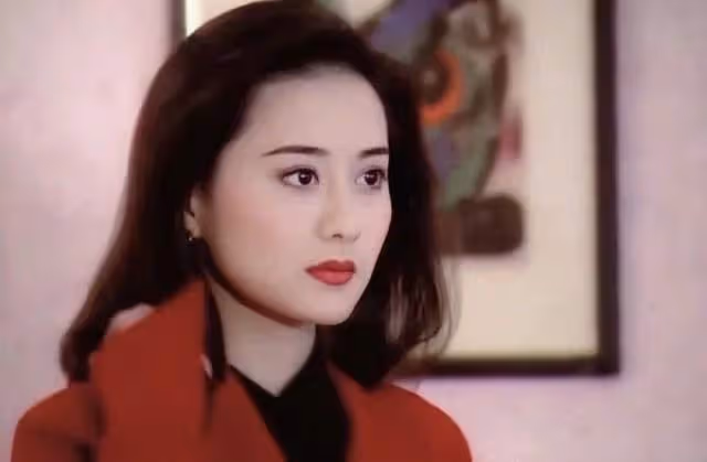 48歲陳德容與富豪離婚後內地撈金,穿短裙秀美腿,變網紅臉認不出