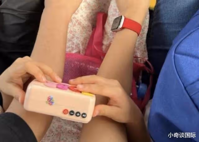 湯唯罕見曬出了一家三口合影,女兒挽著爸媽手臂好幸福!