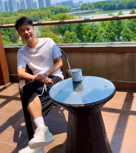 北上發展狂吸金!知名港星生活富貴出入上流圈,夫妻名下多處物業