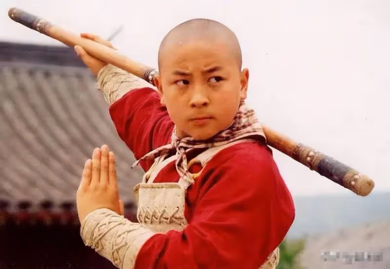 和洪金寶平起平坐,王寶強見了他要行禮,釋小龍背景到底有多深?