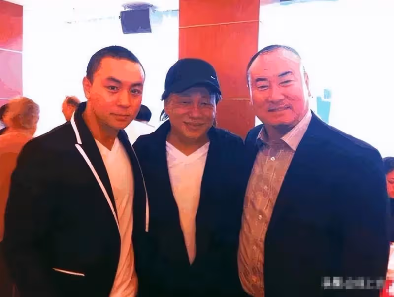 和洪金寶平起平坐,王寶強見了他要行禮,釋小龍背景到底有多深?