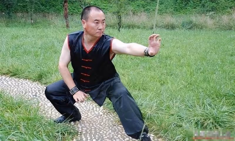 和洪金寶平起平坐,王寶強見了他要行禮,釋小龍背景到底有多深?