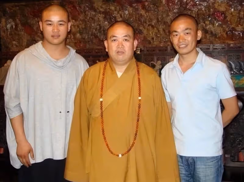 和洪金寶平起平坐,王寶強見了他要行禮,釋小龍背景到底有多深?