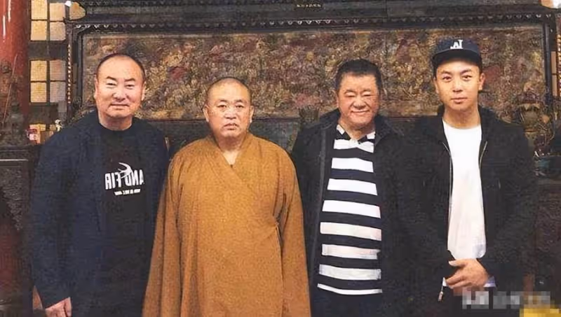 和洪金寶平起平坐,王寶強見了他要行禮,釋小龍背景到底有多深?