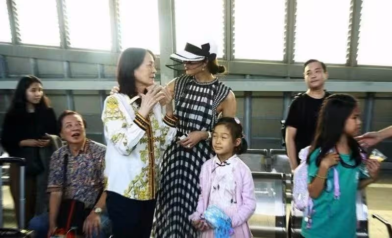 結婚後變了樣?林志玲攜夫秀恩愛,黑白格紋連衣裙展現「貴婦風」,小7歲日本老公戴墨鏡超酷