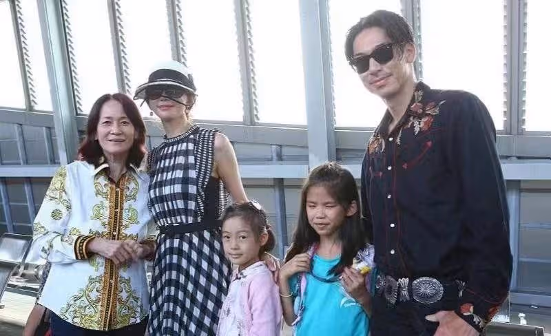 結婚後變了樣?林志玲攜夫秀恩愛,黑白格紋連衣裙展現「貴婦風」,小7歲日本老公戴墨鏡超酷