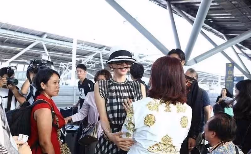 結婚後變了樣?林志玲攜夫秀恩愛,黑白格紋連衣裙展現「貴婦風」,小7歲日本老公戴墨鏡超酷