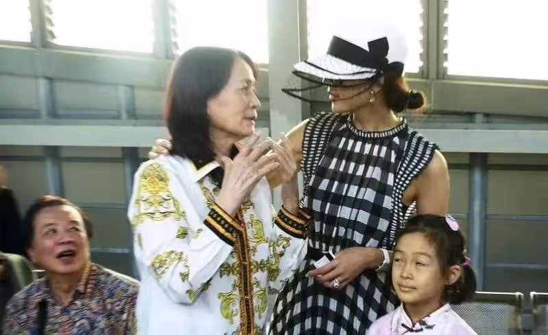 結婚後變了樣?林志玲攜夫秀恩愛,黑白格紋連衣裙展現「貴婦風」,小7歲日本老公戴墨鏡超酷
