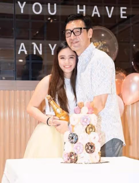 鐘鎮濤二婚所生女兒18歲,他一婚兒女都不像媽媽,章小蕙有遺憾