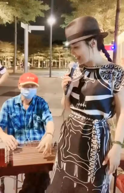 46歲周艷泓深夜路邊擺攤唱歌,面如桃花無人圍觀,一男子默契伴奏