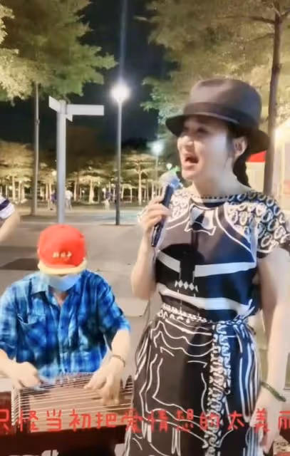 46歲周艷泓深夜路邊擺攤唱歌,面如桃花無人圍觀,一男子默契伴奏