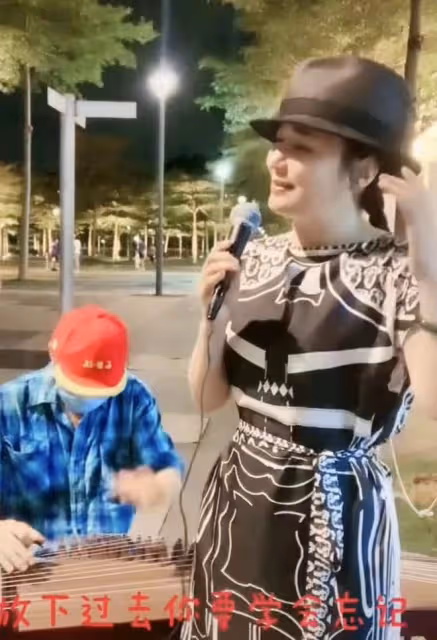 46歲周艷泓深夜路邊擺攤唱歌,面如桃花無人圍觀,一男子默契伴奏