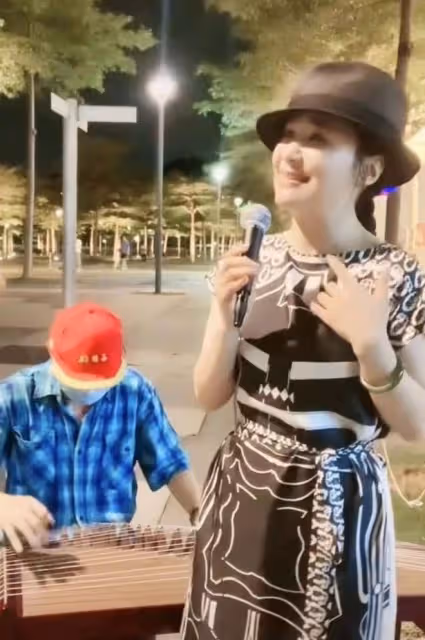 46歲周艷泓深夜路邊擺攤唱歌,面如桃花無人圍觀,一男子默契伴奏