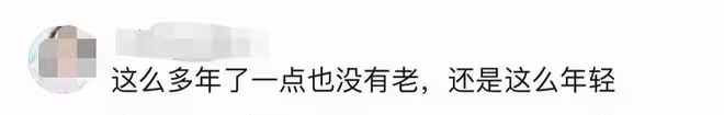 46歲周艷泓深夜路邊擺攤唱歌,面如桃花無人圍觀,一男子默契伴奏