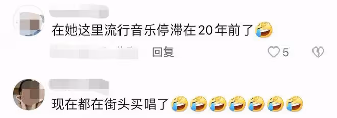 46歲周艷泓深夜路邊擺攤唱歌,面如桃花無人圍觀,一男子默契伴奏