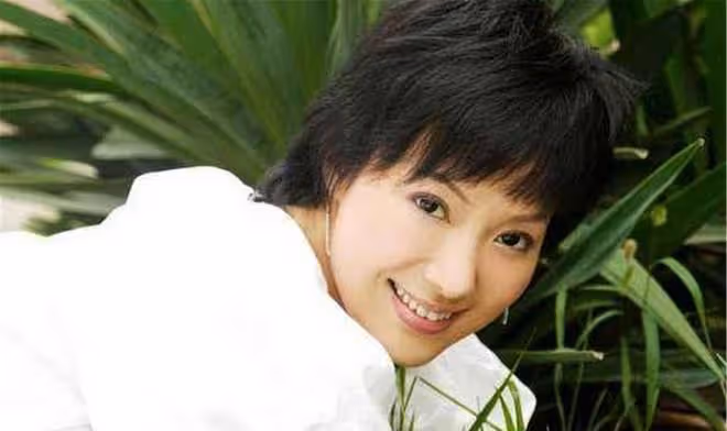 46歲周艷泓深夜路邊擺攤唱歌,面如桃花無人圍觀,一男子默契伴奏
