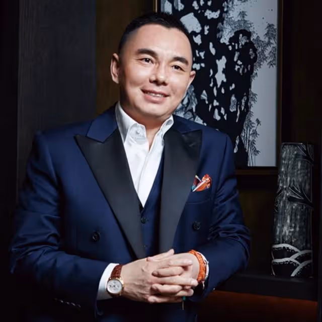 46歲周艷泓深夜路邊擺攤唱歌,面如桃花無人圍觀,一男子默契伴奏