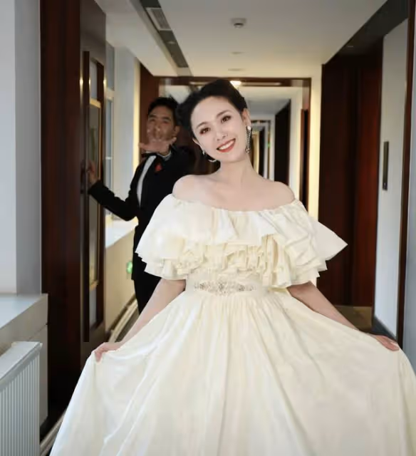 程莉莎回應蹭紅毯,自嘲18線演員不配受邀,罷演話劇後解釋仍遭罵